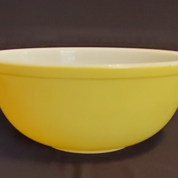 Pyrex 404 Mixing Bowl in the color Yellow - Picture 1 of 11